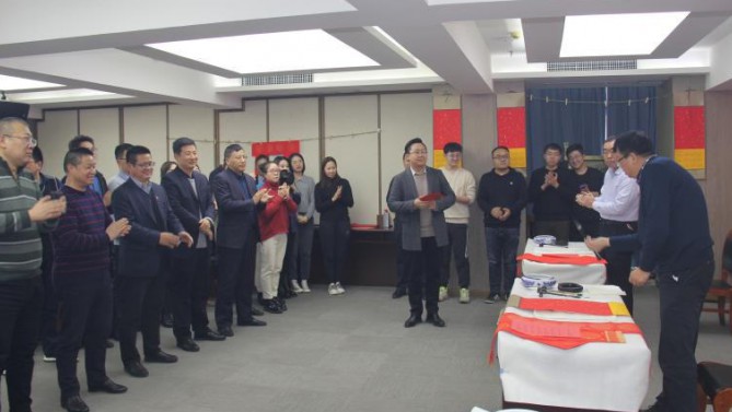 寫福字 送春聯(lián) 喜氣洋洋迎新春