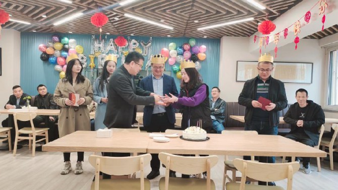 時(shí)光雖忙碌，我們一起成長(zhǎng)