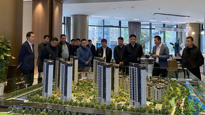 無錫市錫山區(qū)顧文浩區(qū)長一行蒞臨百酈華庭項目調(diào)研指導工作